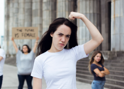 La historia demuestra que donde las mujeres lideran, hay menos conflictos y más estabilidad. ¿Por qué aún se las excluye de las negociaciones de paz?