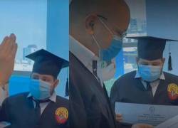 Joven con cáncer no pudo ir a su graduación y el rector de la universidad le entregó su título en el hospital