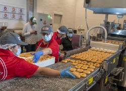Una de las atracciones de Krispy Kreme es su Teatro de donas, a través de un ventanal el público tiene la oportunidad de observar cómo se preparan estos productos.