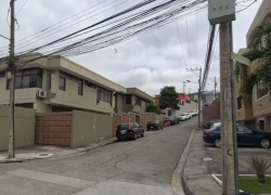 Fotografía de una calle del sector Colinas de Ceibos, al norte de Guayaquil.