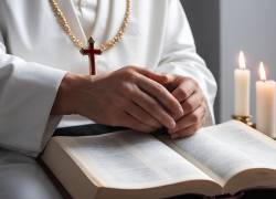 El sacerdote fue encontrado con varios adolescentes en su vivienda en la comunidad de Olón.