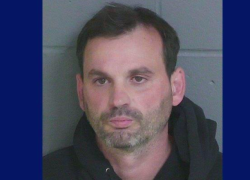 Nicholas Mitchell fue arrestado después de quedar grabado colocando hojas de afeitar en la masa de pizza en un supermercado de Saco, Maine.
