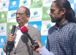 El abogado de Yasunidos, Agustín Grijalva, y el vocero de la organización, Pedro Bermeo, anuncian la acción en contra del mandatario.