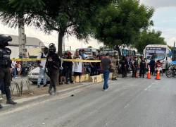 Asesinan a policía en Guayaquil: tras una persecución su carro se volcó y los sicarios le dispararon