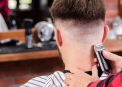 Corte de cabello tradicional en una peluquería común.