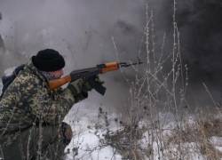Voluntarios ucranianos entrenan para una posible invasión rusa en Obujiv.