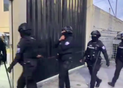 Policías y militares ingresaron a la cárcel de Chillogallo en Quito para requisa.