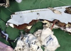 Algunas de las pertenencias de los pasajeros y partes de los restos del vuelo MS804 de EgyptAir.