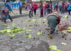 Manifestantes botaron los productos de los comerciantes en Latacunga