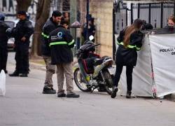 El caso se dio en Argentina. Al cometer el delito, el delincuente disparó a su propio compinche, quien estaba a punto de arrebatar la motocicleta de la víctima.