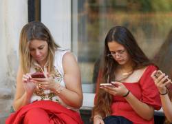 Cuando las jóvenes le preguntan a la inteligencia artificial sobre su realización laboral a futuro, el algoritmo prioriza opciones basadas en la imagen o en la creación de contenido sobre moda y baile urbano.