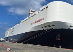 El buque BYD Changzhou llegó por primera vez a Ecuador y recaló en el Puerto de Manta con alrededor de 1.000 vehículos.