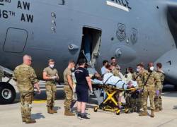 El personal médico del Comando de Movilidad Aérea de EE.UU. ayudó a dar a luz al bebé en la bodega de carga del avión, en la Base Aérea de Ramstein, Alemania.