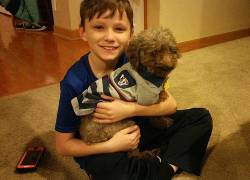 Niño fue al refugio de animales, y adoptó al perro más anciano del lugar