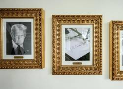 La fotografía, en blanco y negro, muestra la firma de Biden hecha con un autopen sobre un papel, en lugar de su retrato.