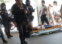 Personal policial acudió al concurrido centro comercial de Villamil Playas para acordonar el sitio y coordinar la atención de personas afectadas, según lo reportaron ciudadanos en sus cuentas de redes sociales.
