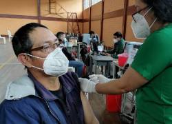 Ecuador adelanta vacunación a grupos entre 55 y 49 años; Ministerio de Salud da detalles