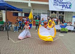 Las niñas de la Fundación Nausan realizan una presentación de danza.