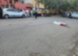 El cuerpo del presunto delincuente quedó tendido en la calle.