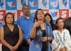 Gabriela Rivadeneira durante una rueda de prensa de Revolución Ciudadana.