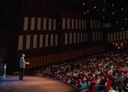 Asistentes a la primera edición de Sin Miedo al Éxito en el Teatro Sánchez Aguilar, recibiendo estrategias empresariales de expertos como Margarita Pasos y Millán Ludeña.