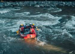 Fotografía que muestra labores de rescate en el río Quijos.