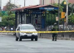 Vehículo con placas GTV-1969 que fue abandonado en la avenida 25 de Julio.