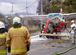 Organismos de socorro ejecutan acciones ante un accidente de avioneta en Cuenca.