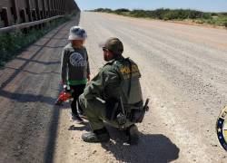 Niño ecuatoriano hallado en frontera estadounidense fue llevado a un albergue.