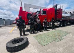 El vehículo tipo tractocamión incautado para investigaciones.