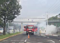 Bus incendiado en el norte de Quito.