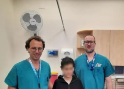Los doctores Ohad Einav y Ziv Asa junto al menor que se sometió a la cirugía, cuyo éxito fue considerado como un milagro en su ciudad.