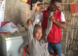 Un adulto mayor es atendido por funcionarios del MIES, en una fotografía de archivo.