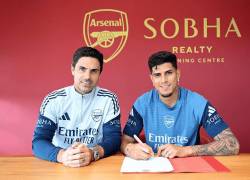 El ecuatoriano Piero Hincapié durante la firma de su nuevo contrato con Los Gunners.