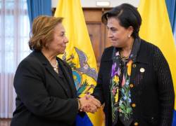 Fotografía de archivo de la canciller de Ecuador, Gabriela Sommerfeld, y su homóloga colombiana, Rosa Villavicencio.