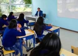 Estudiantes del Régimen Sierra - Amazonía reciben clases en un aula.