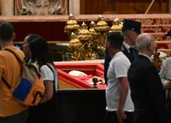 Así fue el primer día del velorio del Papa Francisco: miles de personas se despidieron hasta la media noche