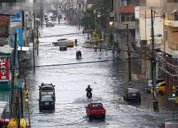 En varios sectores de Guayaquil, las calles están anegadas.