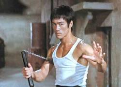 Bruce Lee, artista marcial y actor chino, falleció a los 32 años mientras trabajaba en el rol protagónico de El juego de la muerte.