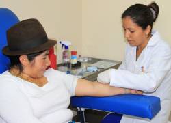 Un mujer indígena es atendida por una profesional de la salud en Ecuador.