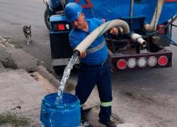Tanquero de Interagua abasteciendo de agua potable.
