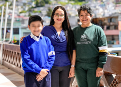 Fotografía que muestra a profesionales de Departamentos de Consejería Estudiantil (DECE) junto a un estudiante.