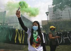 Manifestantes de colectivos feministas se manifiestan en las inmediaciones de la Asamblea Nacional, en Quito, el 25 de enero de 2022.