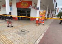 Personal de la Policía Nacional realiza el levantamiento de indicios en el lugar del sicariato en Puerto Bolívar, provincia de El Oro.
