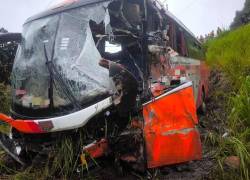 Fotografía que muestra uno de los buses implicados en el choque.