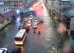 El agua acumulada por las lluvias cubrió la intersección de la avenida Quito y la calle San Martín.