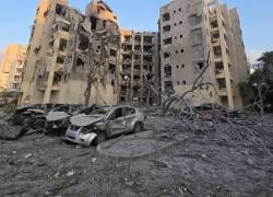 Fotografía cedida por el Servicio de Bomberos y Rescate de Israel donde se observa los daños en una zona por el ataque de un misil iraní este martes, en Beersheba (Israel).