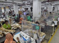 La industria de la moda es acusada regularmente de prácticas salariales y laborales abusivas, incluso en países desarrollados como el Reino Unido, y sobre todo en Bangladesh.