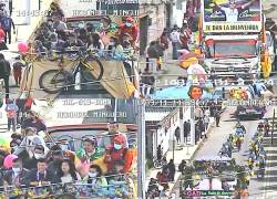 La caravana para celebrar la medalla olímpica del ciclista Richard Carapaz recorrió las principales calles de Tulcán.