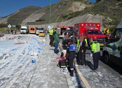 Fotografía que muestra la escena después del choque, tras el arribo de paramédicos.